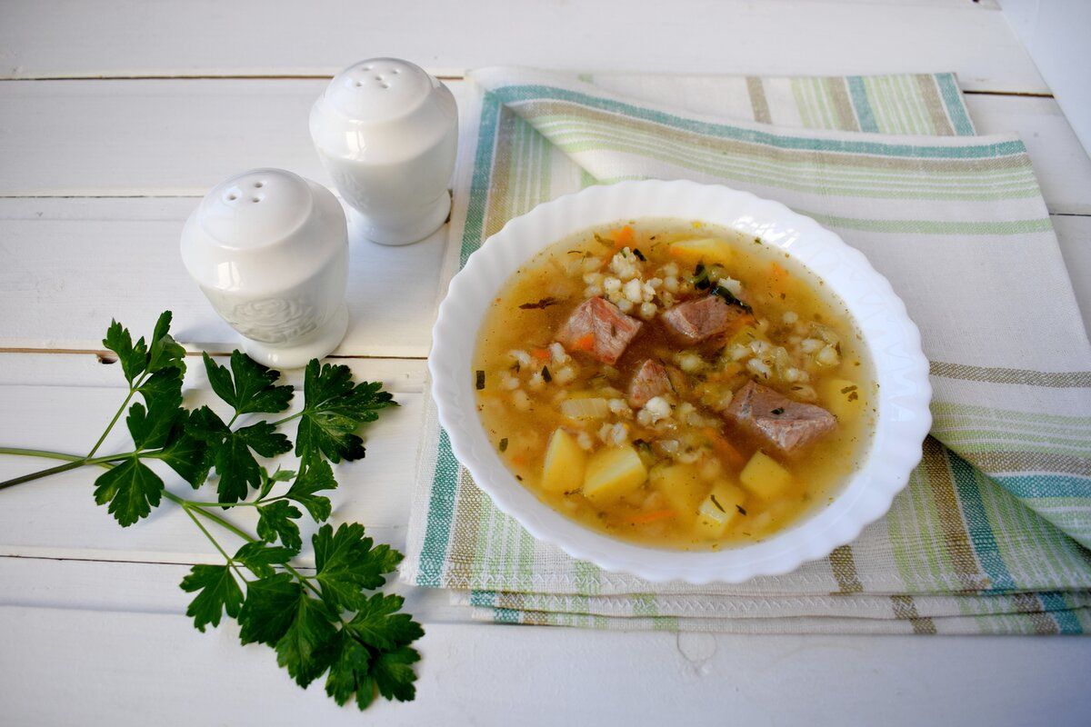 Рассольник с перловкой: уникальный рецепт с обжаренным мясом