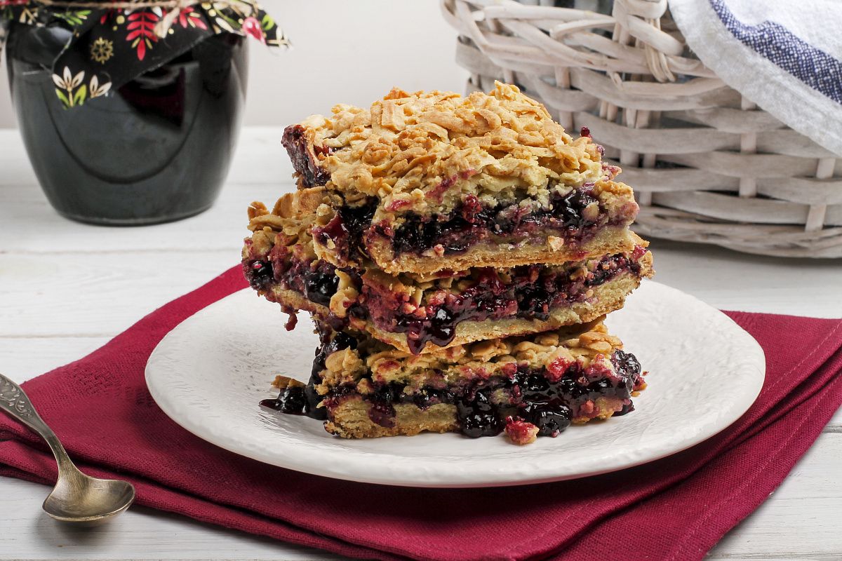 Тёртый пирог с вареньем из чёрной смородины: Воспоминания детства на вашей кухне