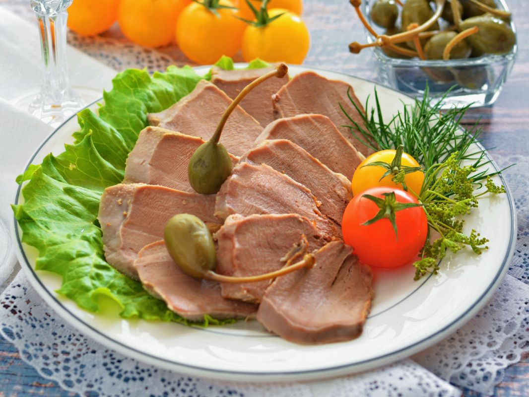 Нежный свиной язык: идеальное угощение для праздничного стола