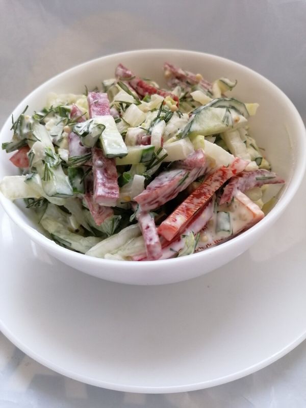 Летний салат с овощами и копченой колбасой: быстро и вкусно