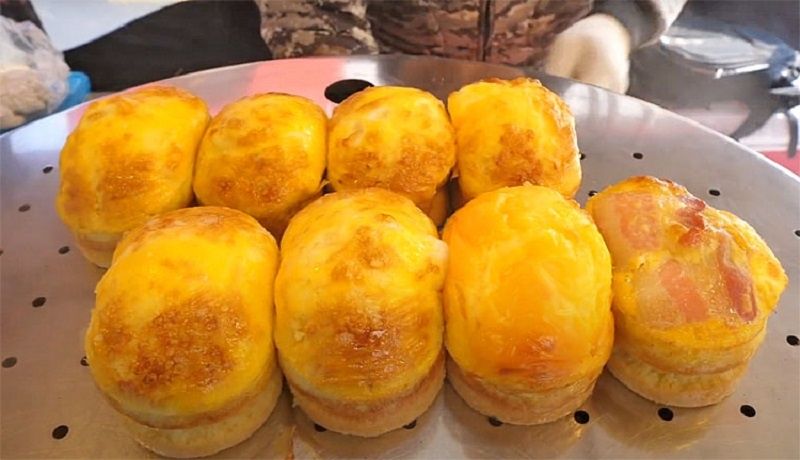 Быстрый завтрак в японском стиле: запеките яичницу с хрустящими гренками за 15 минут