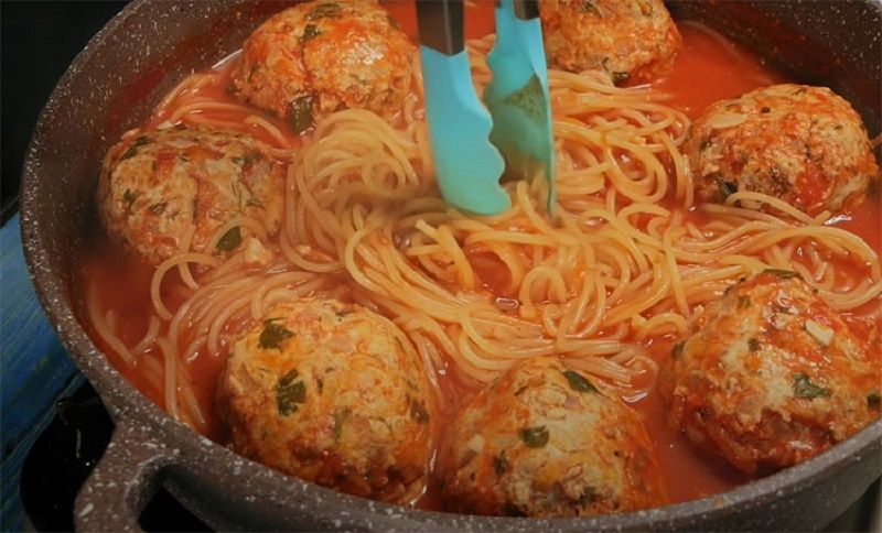 Простое и вкусное: макароны с тефтелями на одной сковороде