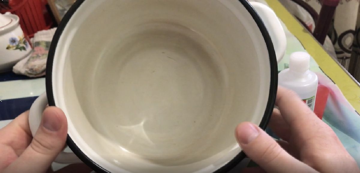 Оказалось, что отбеливание эмалированной кастрюли перекисью водорода работает после одного простого действия