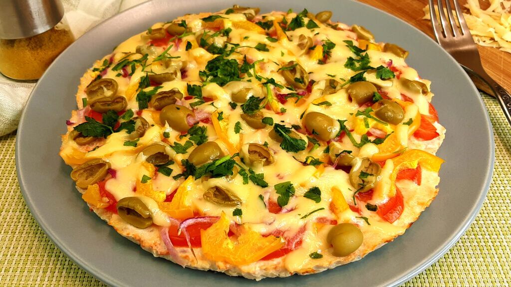 откажитесь от теста: пицца с куриным филе, помидорами и перцем