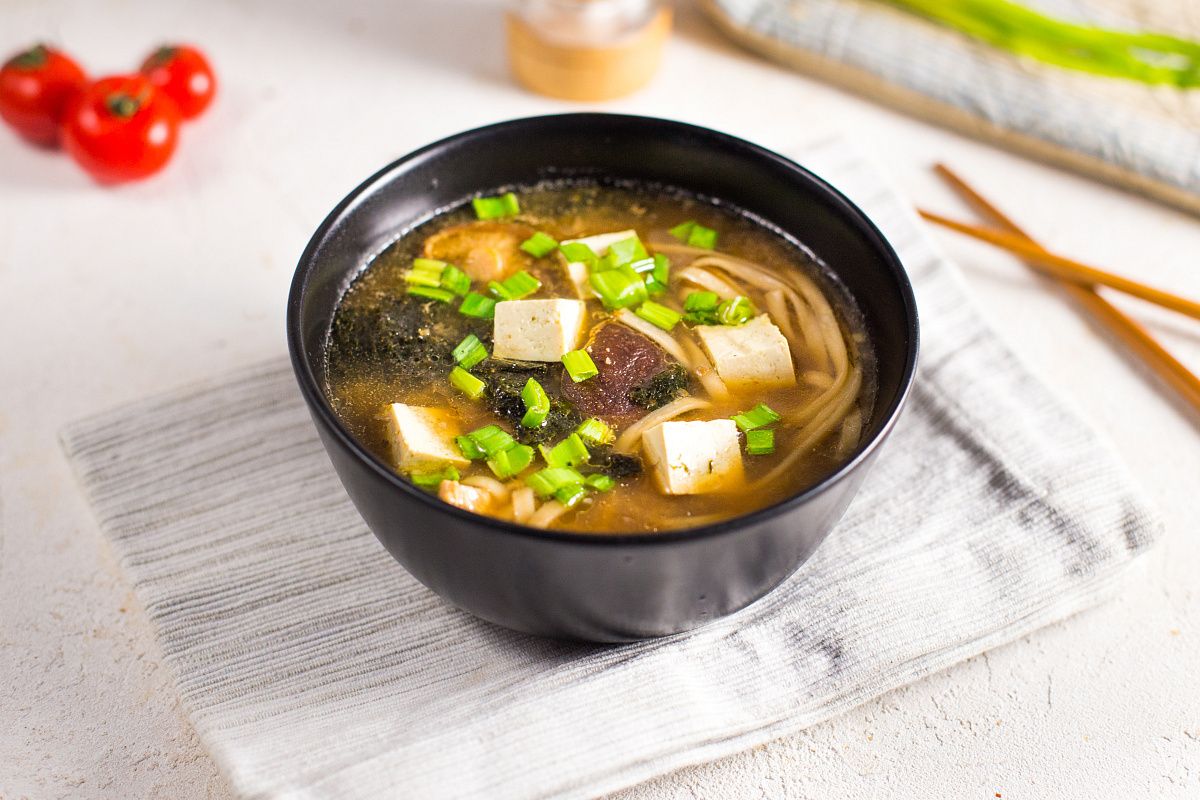 Погружение в японскую кухню: мисо-суп с курицей и шиитаке