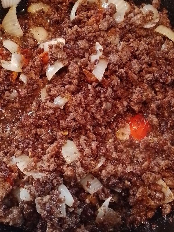 Кулинарные радости: домашний обед с фаршем, картофельным пюре и свежевыпеченным хлебом