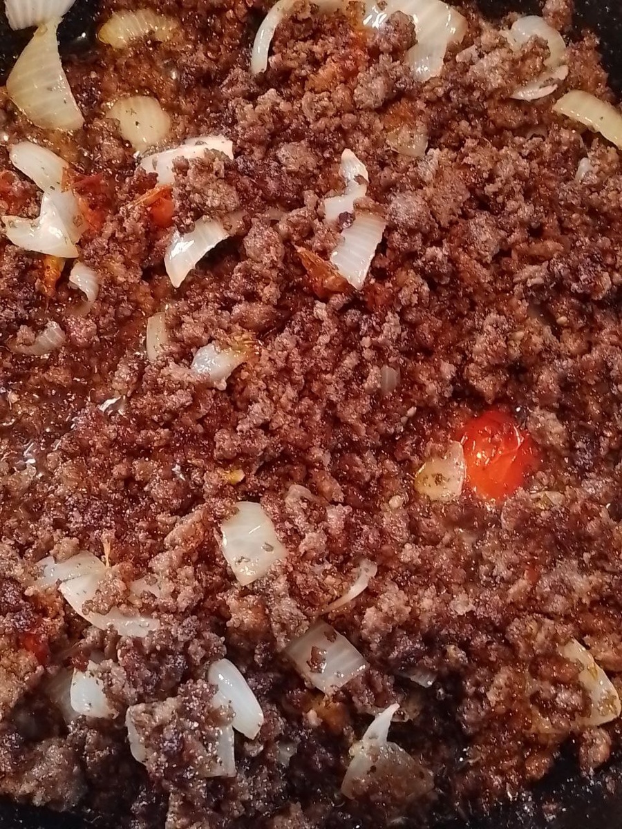 Кулинарные радости: домашний обед с фаршем, картофельным пюре и свежевыпеченным хлебом