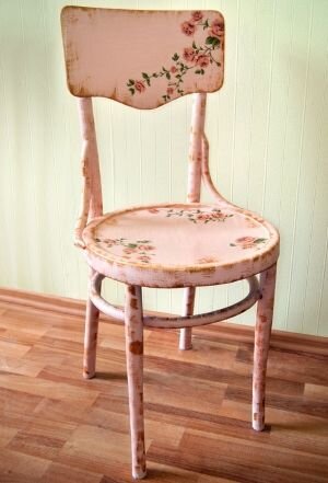 Как вдохнуть новую жизнь в старые стулья с помощью декупажа