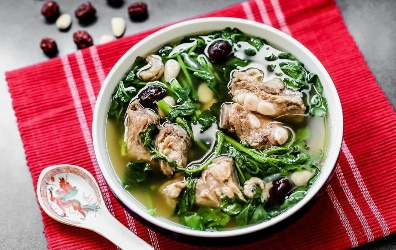 Свиной суп с папоротником