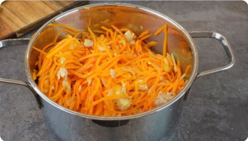 Сытный морковный салат с курицей: идеальный вариант для семейного обеда