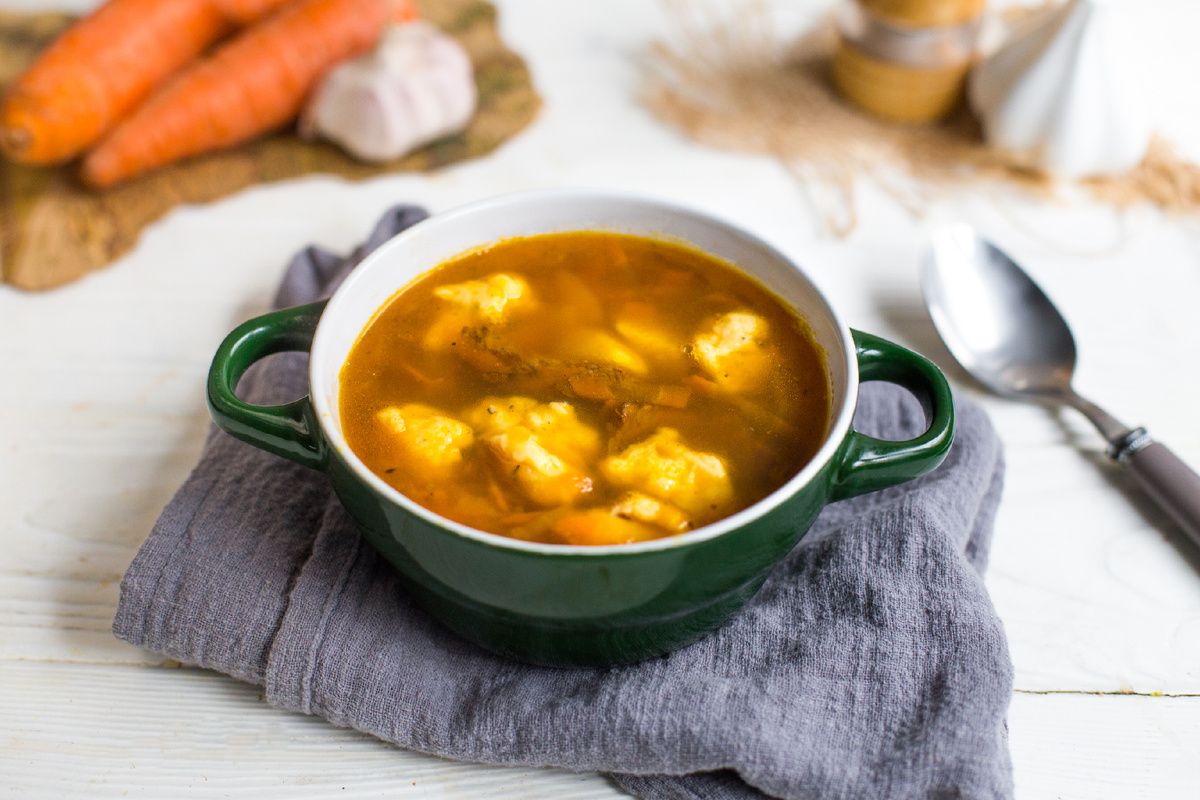 Насладитесь пряным супом с галушками и говядиной