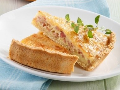 Наслаждение деревенским пирогом: сыр и копчености в каждой порции