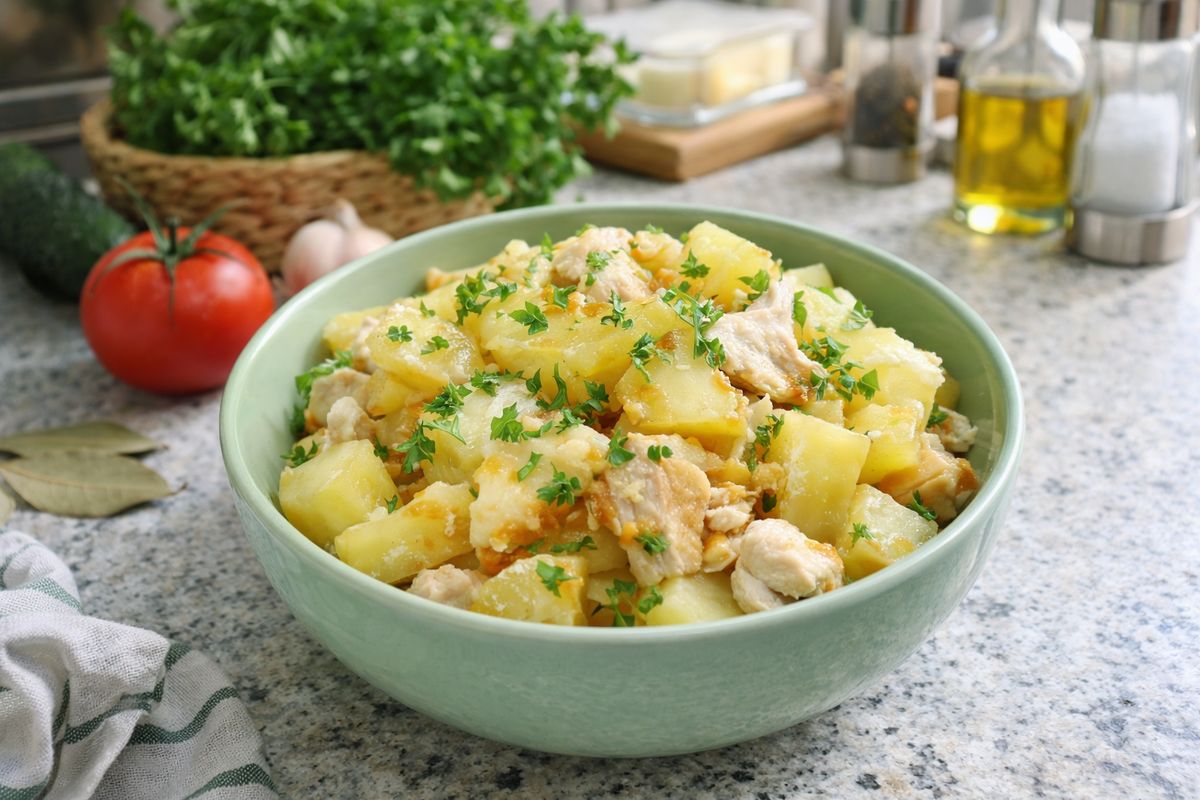 Нежное рагу: картошка с курицей в молоке — настоящее кулинарное наслаждение