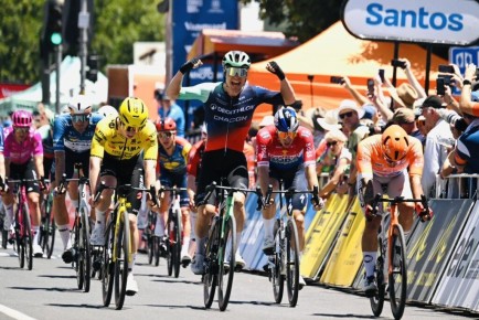 Тобиас Лунд Андресен ставит новую отметку на первом этапе Tour Down Under 2026