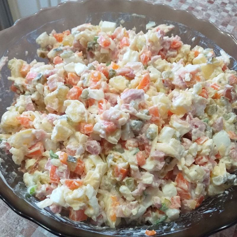 Почему советские праздничные столы не обходились без майонезных салатов