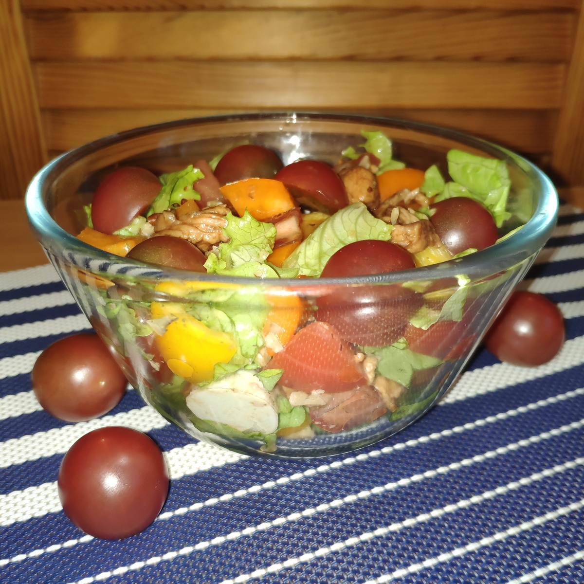 Пикантный теплый салат с маринованной курицей: яркий вкус лета