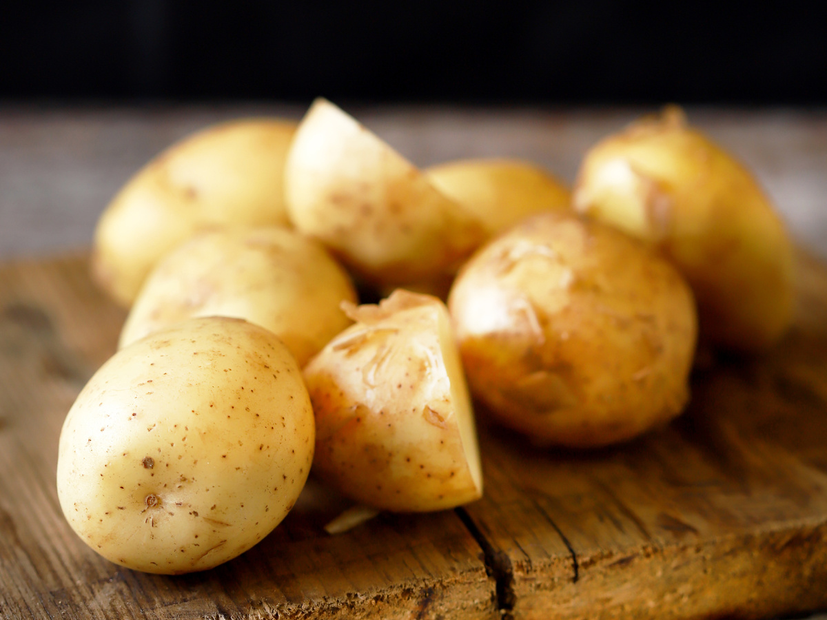 Вкусная картошка на мангале: как приготовить идеальную закуску