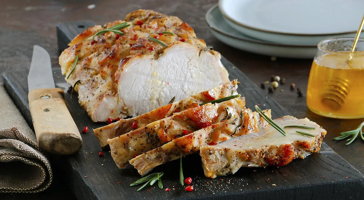 Ароматный свиной карбонад с медом и розмарином: словно праздник на вашей кухне