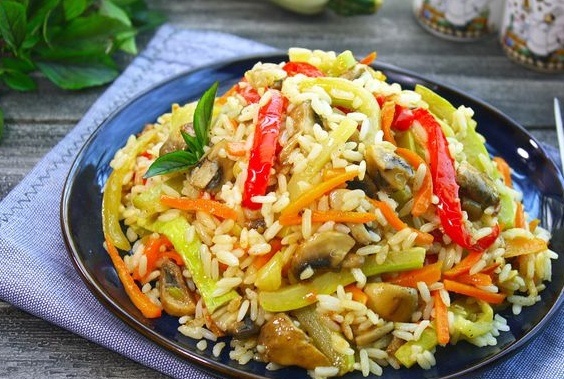 Рис с кабачками, сладким перцем и грибами