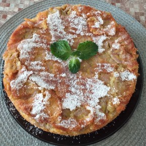 Ароматная банановая шарлотка: легкий рецепт для всех