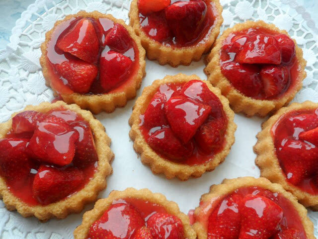 Вкусные корзиночки с кремом и клубникой: легко и изысканно