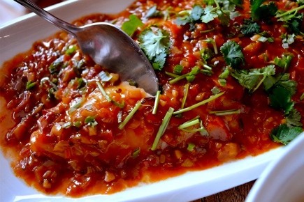 Рыба на пару с острым бобовым соусом