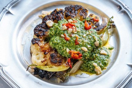 Нежный стейк из цветной капусты с ароматным соусом чимичурри