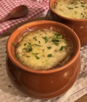 Французский луковый суп с вином: освежи свои кулинарные впечатления