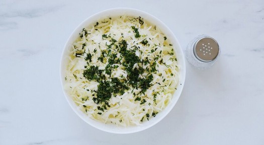 Салат из капусты с укропом и чесночным соусом: простой и вкусный рецепт