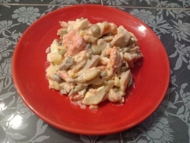 Оливье по-новому: удивите гостей перепелками и раковыми шейками