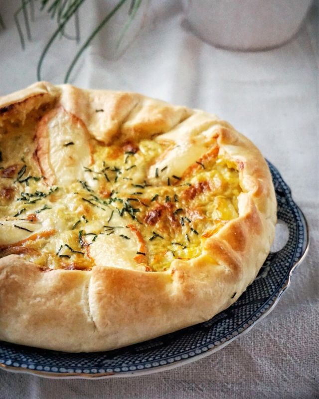 Вкусный пирог с рыбой и луком-пореем, который приятно удивит