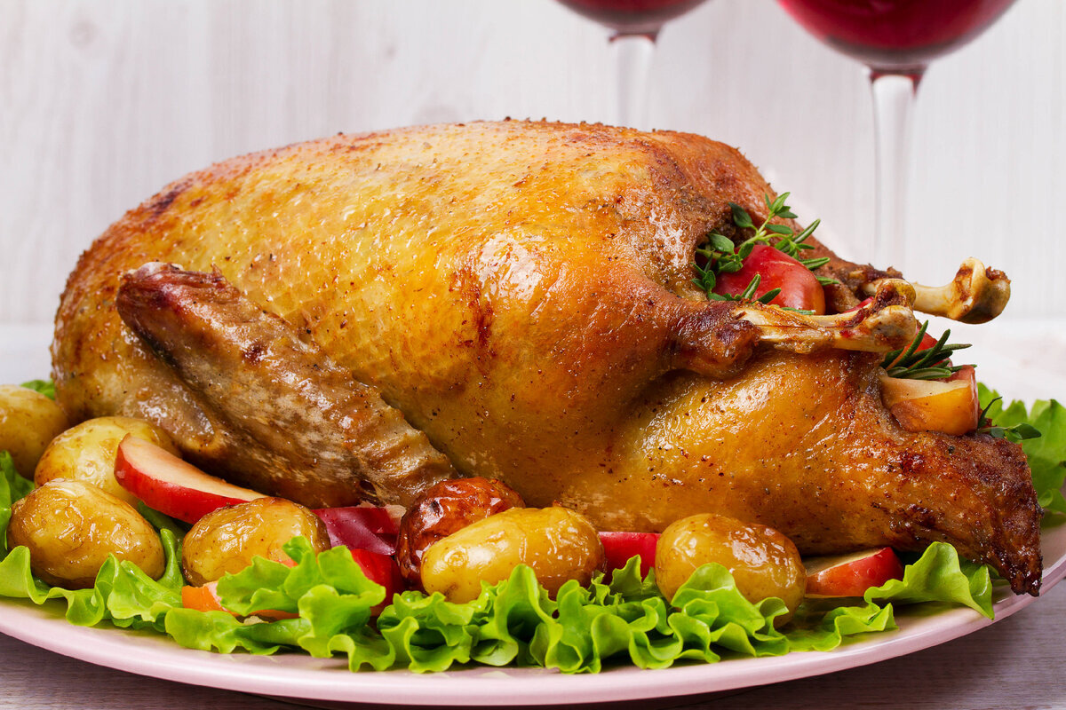 Необычная утка с яблоками и брусникой для праздника