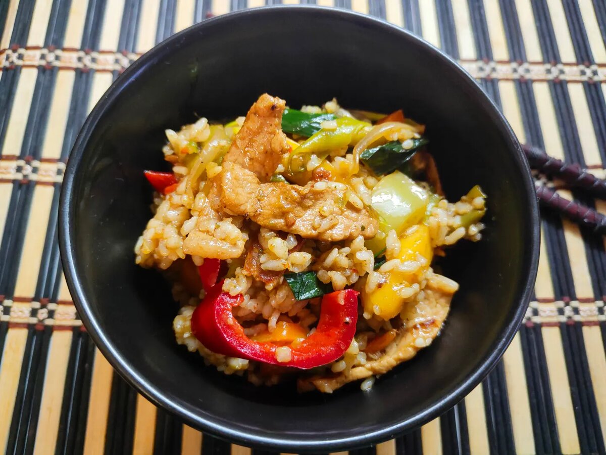 Вок со свининой, рисом и овощами