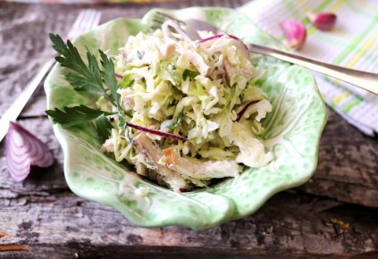 Легкий весенний салат с капустой и курицей для свежего настроения