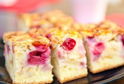 Шарлотка с вишневым сюрпризом