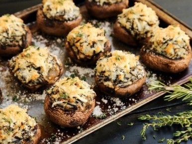 Горячий закуски для любого случая: шампиньоны с ветчиной и сыром