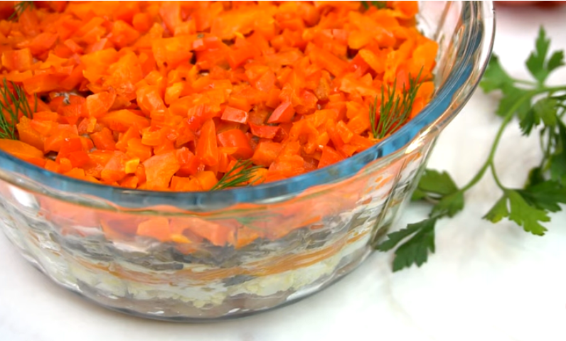 Секреты салата, который покорит гостей: сельдь «под новой шубкой»