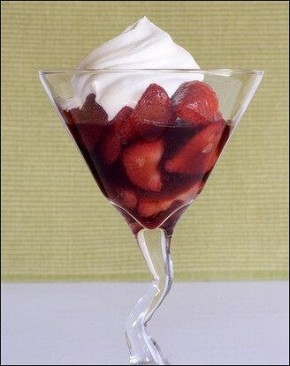 Клубника с базиликовым сиропом