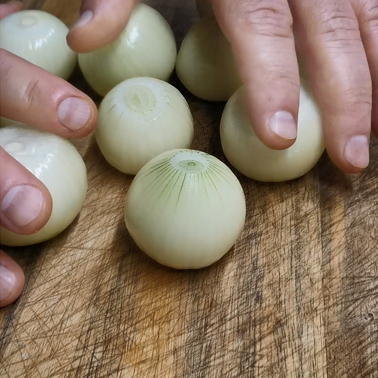 Необычное использование лука: простая и вкусная закуска, которая исчезает со стола за считанные минуты