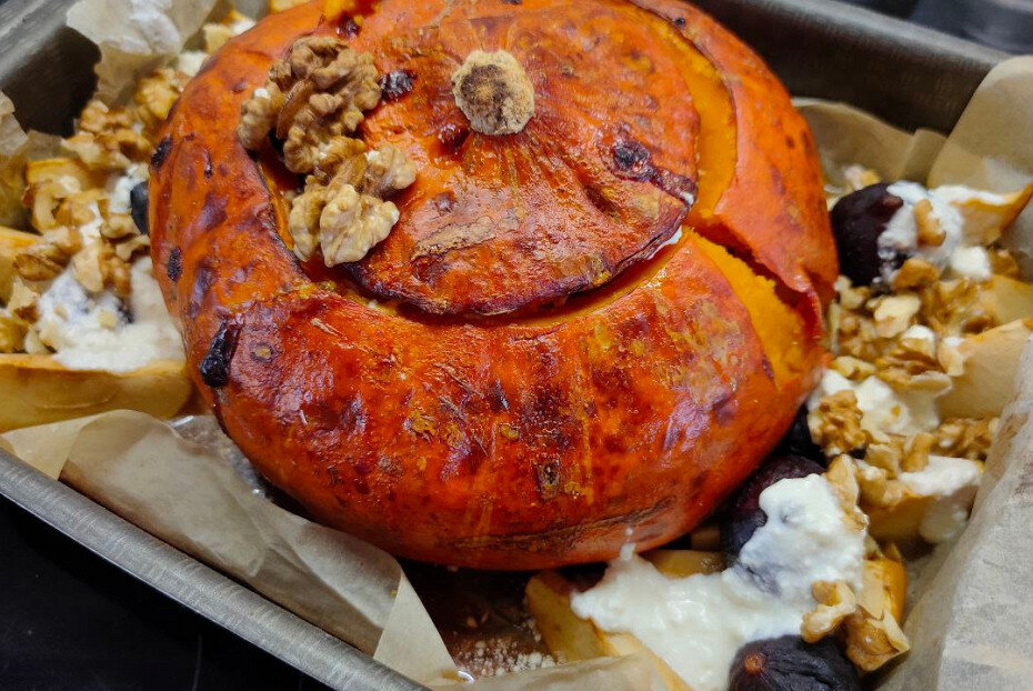 Запеченная тыква с яблоками и творогом