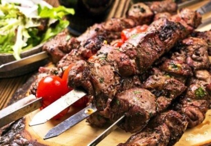 Сочные шашлыки из говядины с чесночно-горчичным соусом