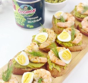 Преобразите остатки новогоднего горошка в восхитительные брускетты