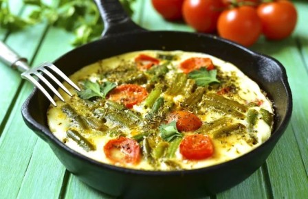 Завтрак на зависть: вкусный белковый омлет с фасолью и помидорами