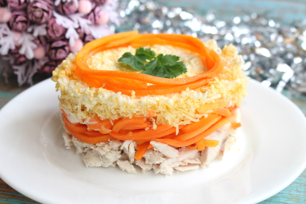 Яркий салат с курицей и корейской морковкой для любого повода