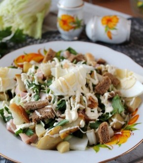 Уникальный салат "Цезарь" с копченой курицей и маринованными грибами: вкусовая гармония на вашем столе