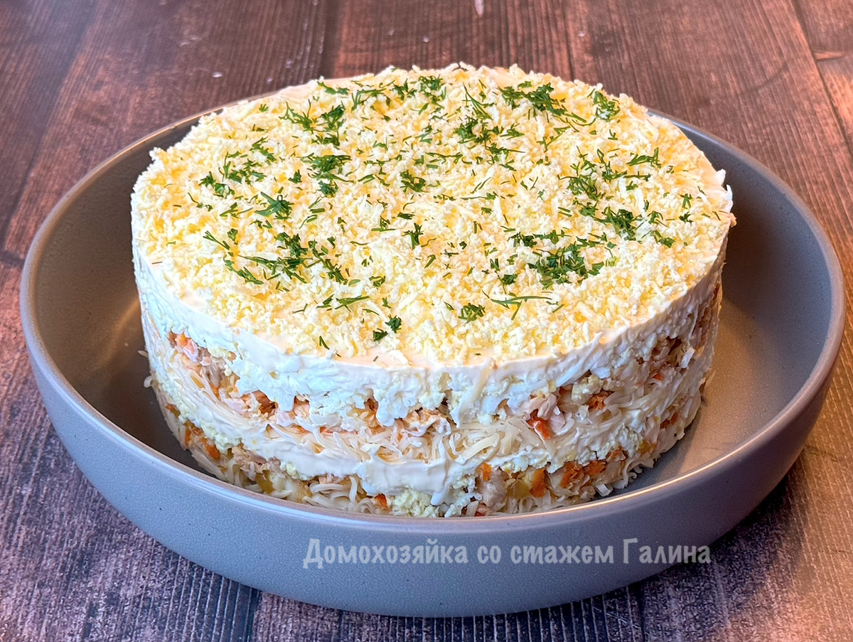 Новый взгляд на классический рыбный салат с жареными овощами