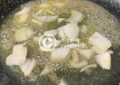 Секрет быстрого карамелизированного лука от шеф-повара