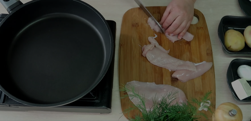 Слоеный салат с пекинской капустой и курицей: легкость и вкус в одном блюде