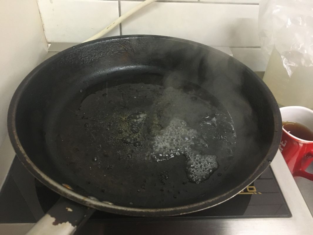 Почему стоит кипятить сковороду перед жаркой: секреты от шефа