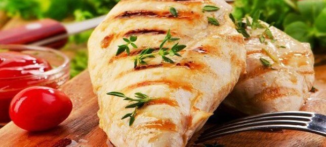 Кто сказал, что куриная грудка не может быть изысканной? Попробуйте ее в винном маринаде